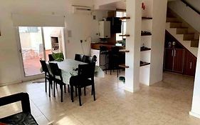 Departamento en doble planta con patio y parrilla!